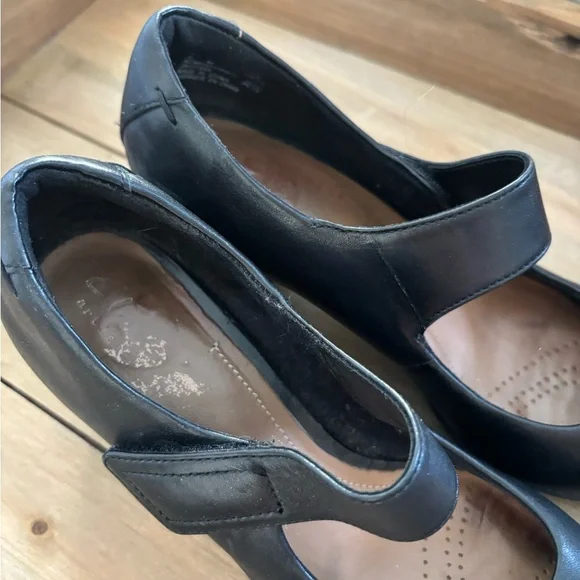 Clarks Black Leather Women's Mary Jane’s Size 7 - Picture 2 of 3